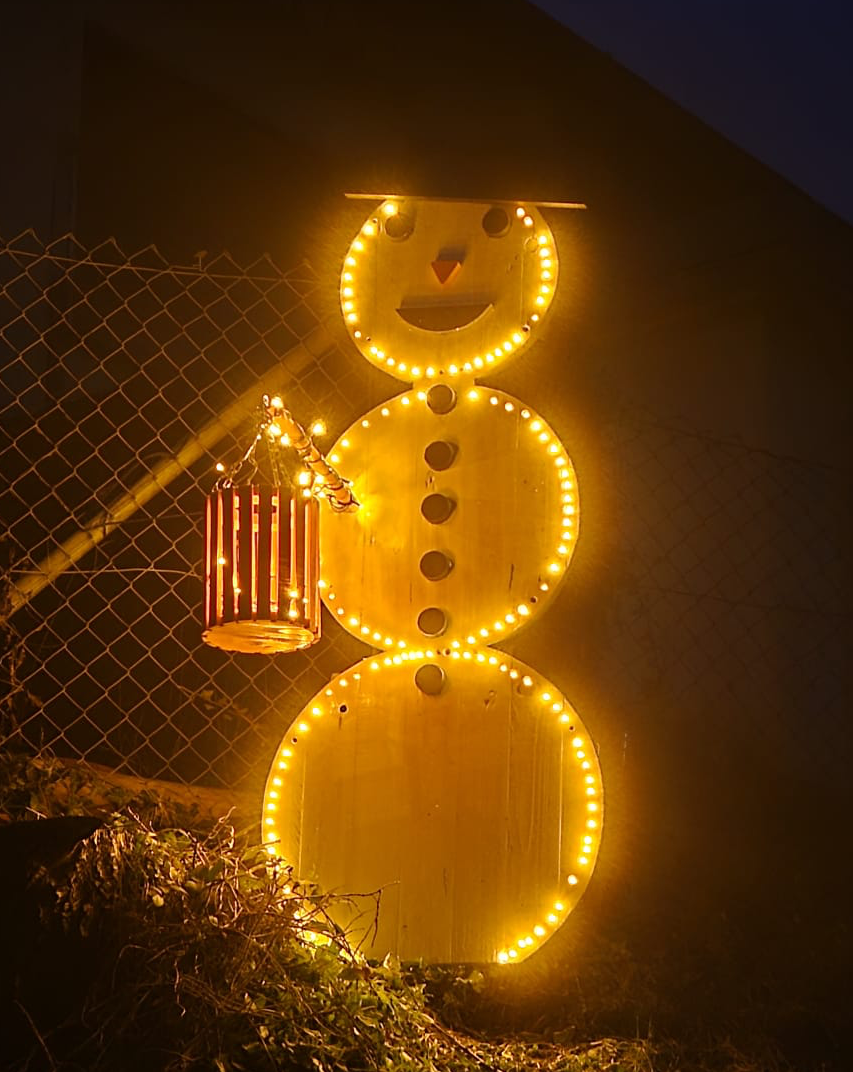 Bild vom Schneemann am Ortseingang von Bitzen