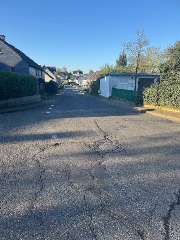 Bild der schadhaften Straßendecke
