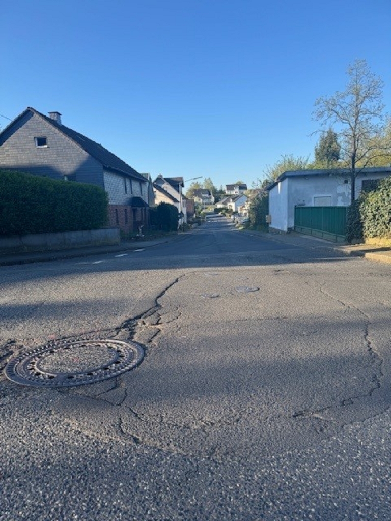 Bild der schadhaften Hauptstraße
