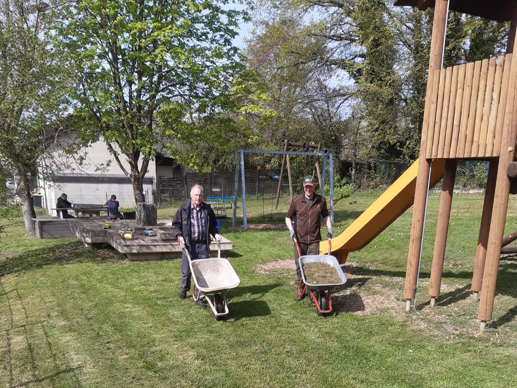 Arbeiten auf dem Spielplatz