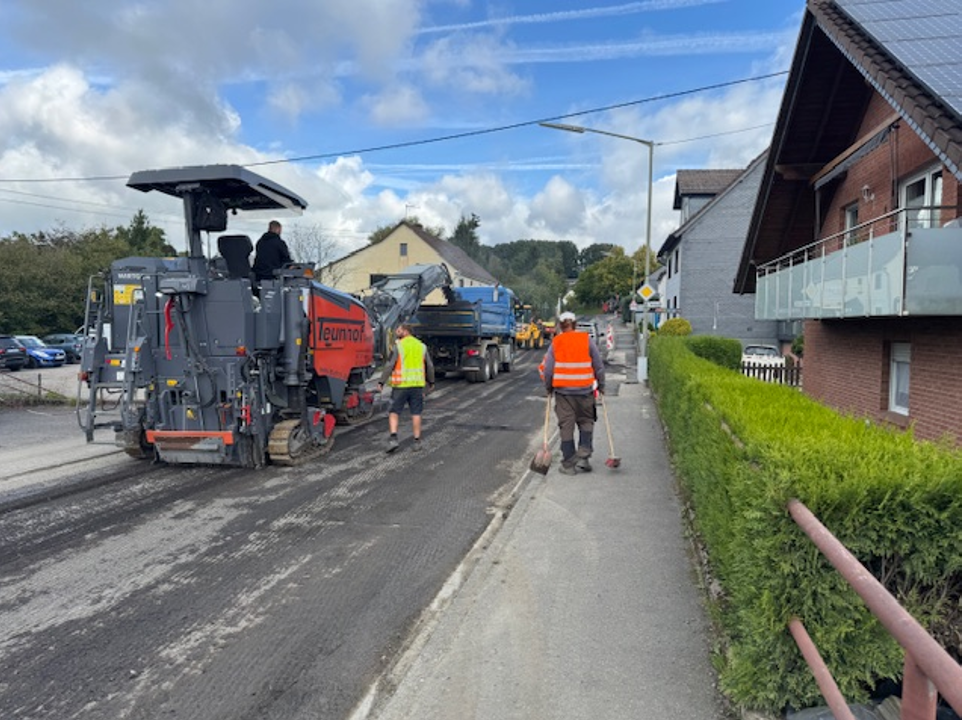 Straßen-Fräsarbeiten im Bereich der Hauptstraße