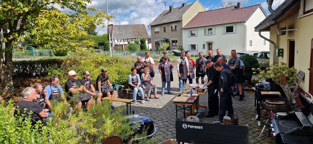 Der Grillkurs vor dem Bergtreff.